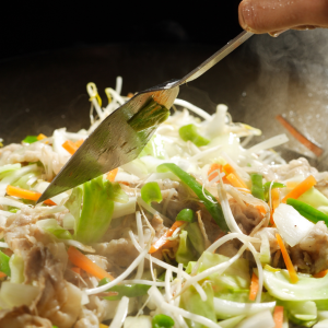 wok de repollo fresco con verduras salteadas