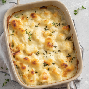 coliflor gratinada al horno con queso fundido y con hierbas frescas