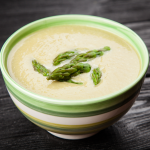 Crema suave de espárragos verdes en bol