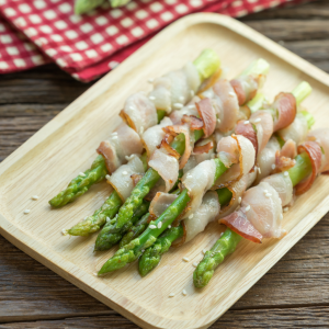 Espárragos verdes gruesos envueltos en bacon crujiente