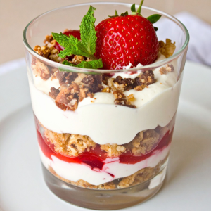 Postre en vaso con fresones, yogur y granola