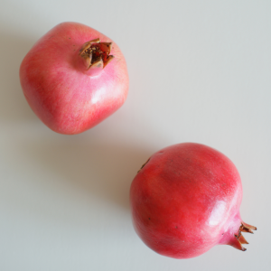 Granadas enteras maduras sobre fondo blanco