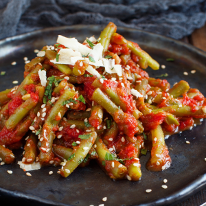 Judías verdes con salsa de tomate y semillas de sésamo