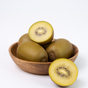 Bol de kiwi gold enteros y partidos listos para comer