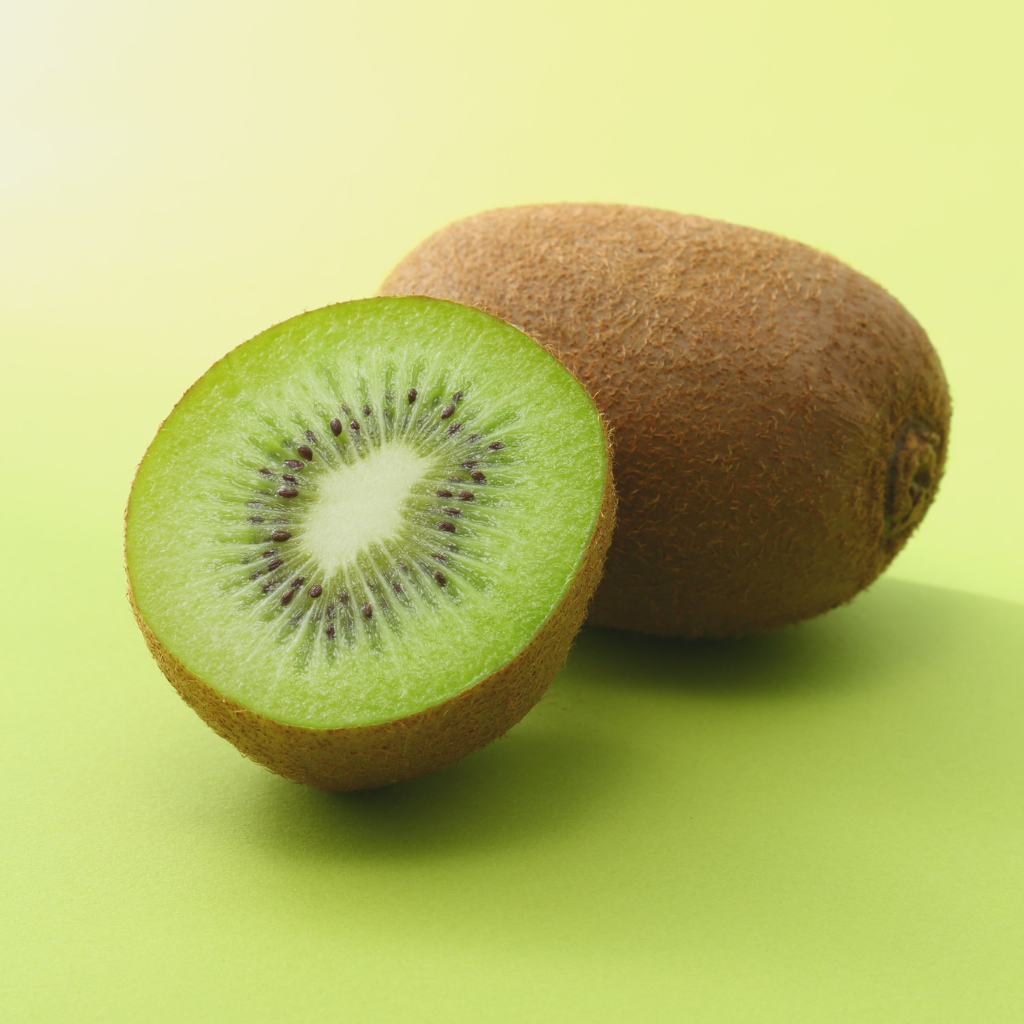 kiwi Zespri entero y otro cortado para mostrar su pulpa