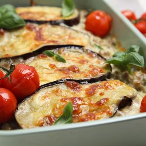 Berenjenas gratinadas al horno con queso y tomates cherry