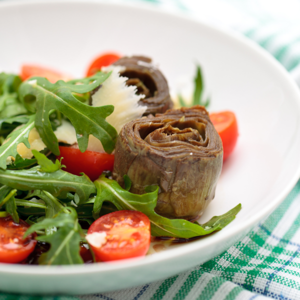 Ensalada saludable de alcachofas frescas con rúcula, tomates cherry y queso, receta saludable en disfrutaonline