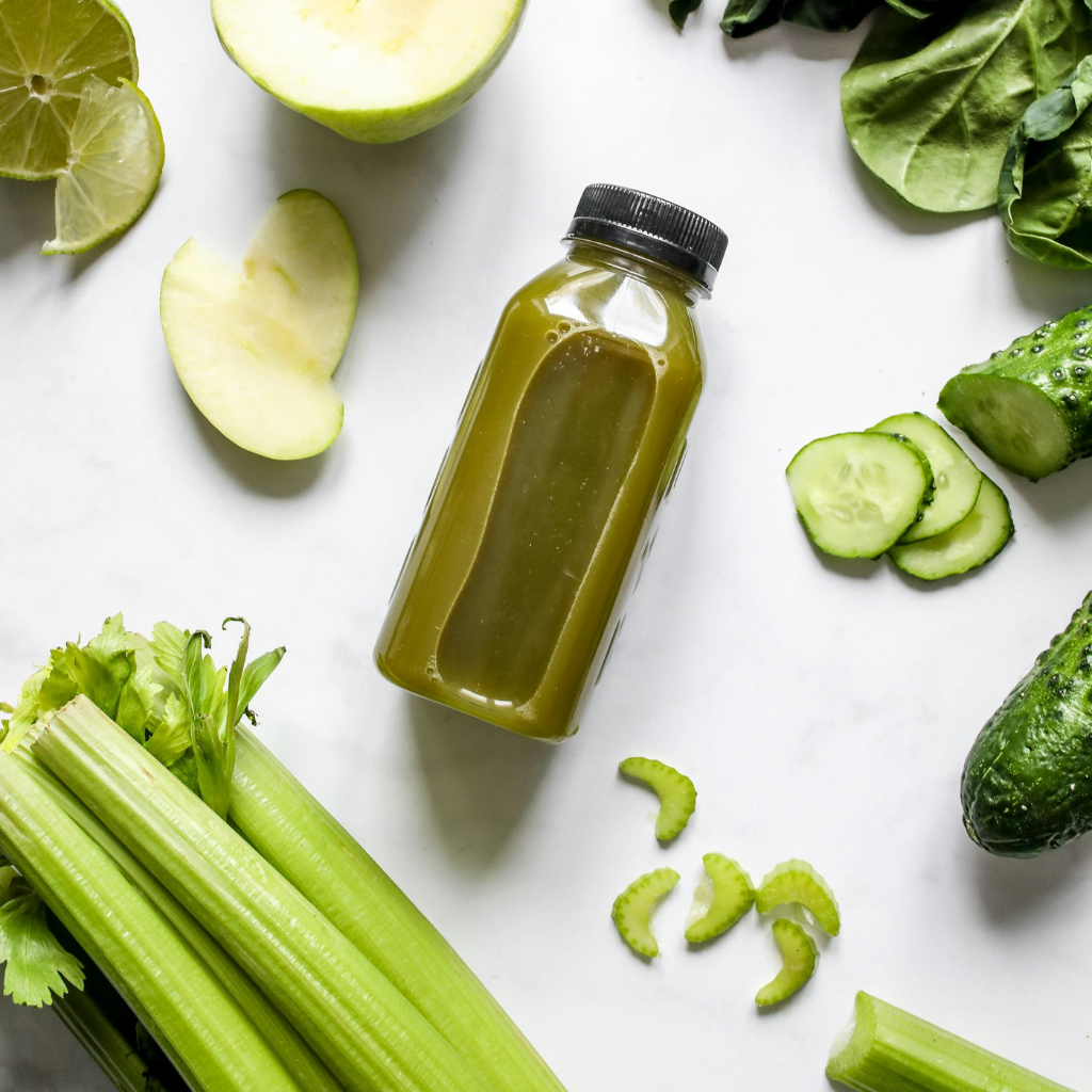 Zumo detox con apio, pepino, manzana y limón. receta saludable con apio fresco. disfrutaonline