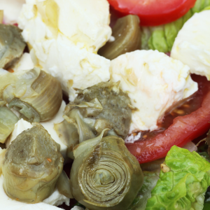 Ensalada de alcachofas con queso fresco, tomate y lechuga. Recetas saludables. Disfrutaonline