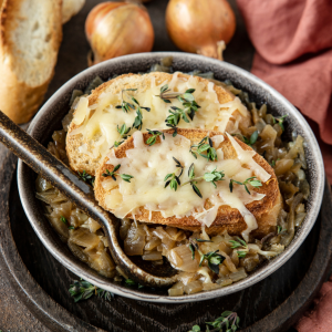 Sopa de cebolla dulce gratinada con pan y queso