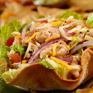 Tacos con pollo, verduras y cebolla morada