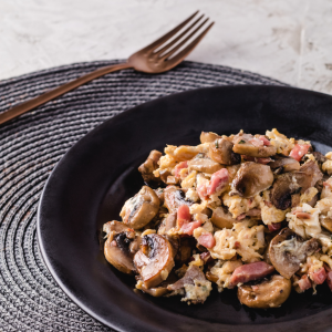 Revuelto de champiñones frescos con jamón serrano