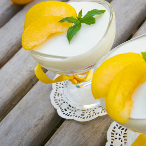 Yogur natural con trozos de ciruela amarilla fresca