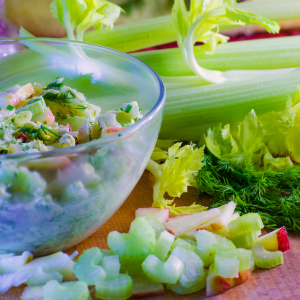 Ensalada fresca de apio con manzana. receta saludable con apio fresco de disfrutaonline