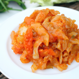 repollo guisado con salsa casera de tomate