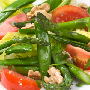 Ensalada fresca de espárragos verdes finos, tomate, judías verdes y nueces