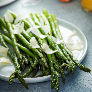 Espárragos verdes a la parrilla con queso parmesano