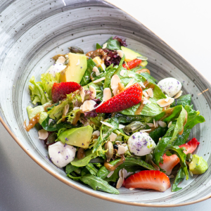 Ensalada fresca de fresones y queso de cabra