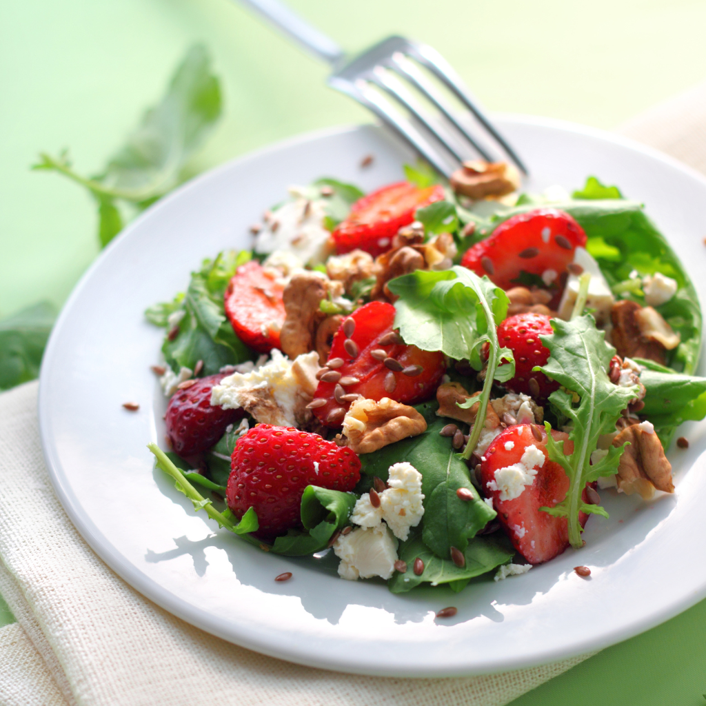Ensalada de fresones con nueces, queso fresco y rúcula.