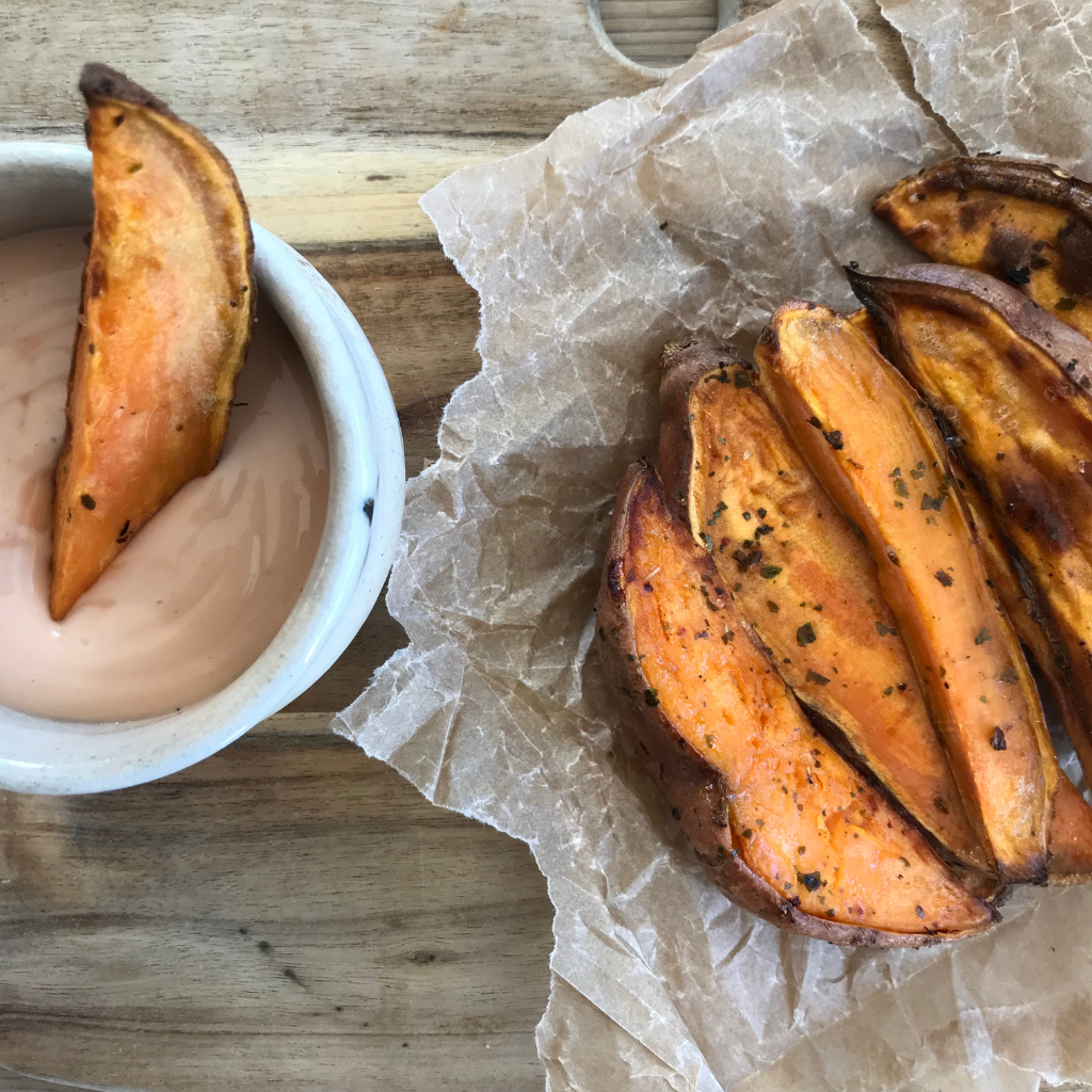 Gajos de batata al horno crujientes con salsa casera - comprar boniatos frescos online en disfrutaonline