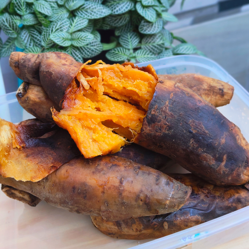 Batata horneada con piel dorada y pulpa dulce y cremosa.