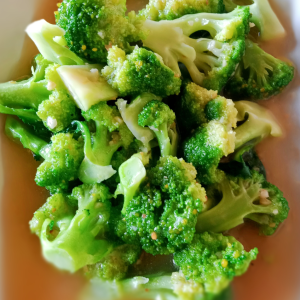Brócoli fresco cocido al vapor salteado con ajos listo para servir.