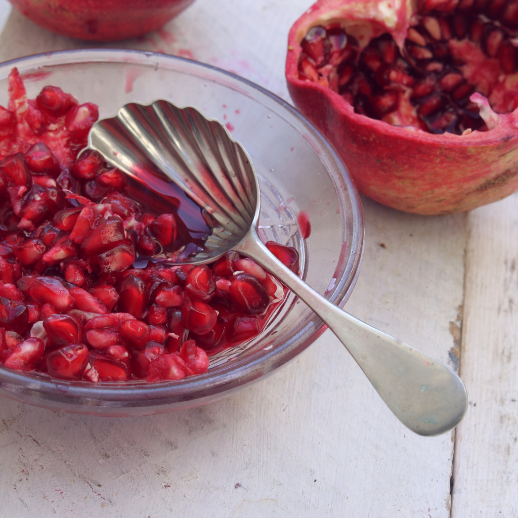 granos de granada en bol de cristal listos para comer
