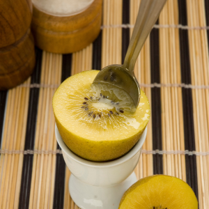 Kiwi gold fresco listo para comer con cuchara directamente