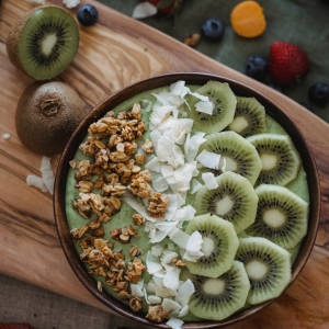 Bowl de desayuno con kiwi Zespri, granola y coco