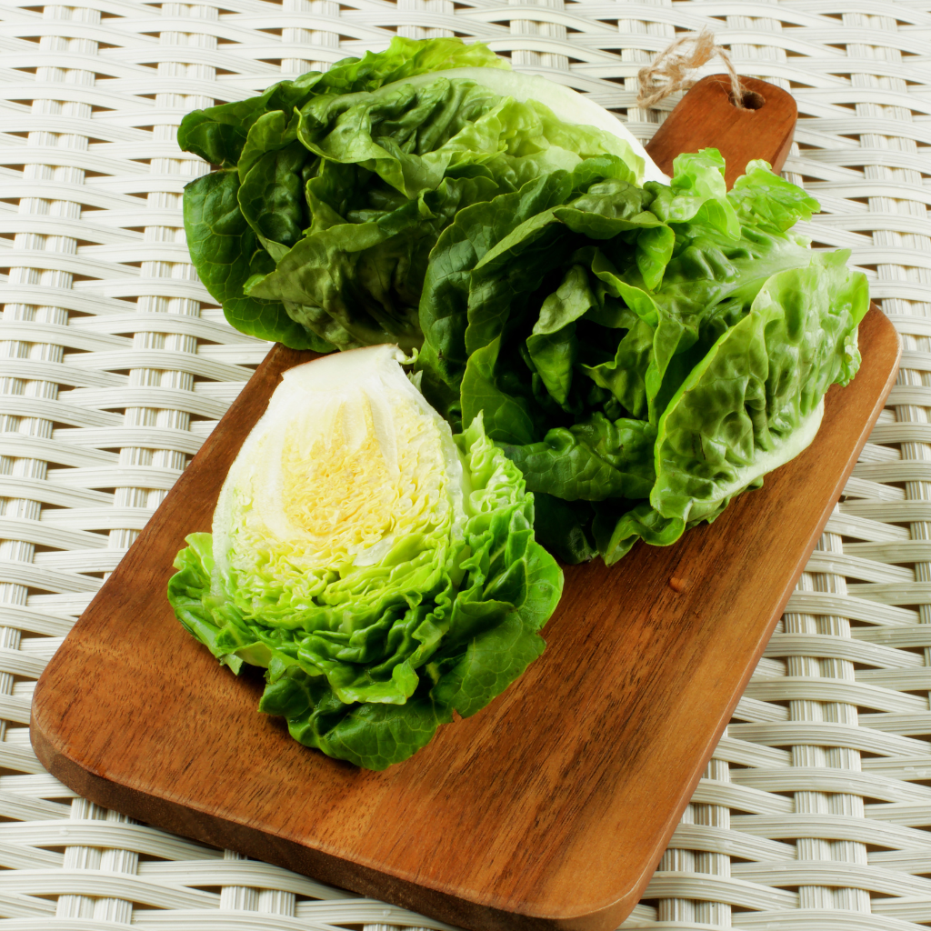 Corazones de baby sobre tabla de madera