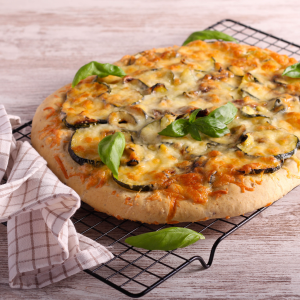 Pizza casera con calabacín negro y queso gratinado