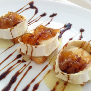 Tostas de queso de cabra con cebolla caramelizada
