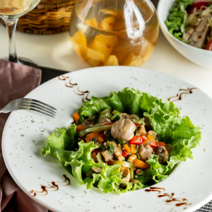 Ensalada fresca con champiñones a la plancha