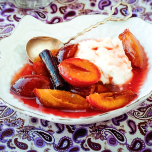 Ciruelas rojas cocidas con yogur y canela