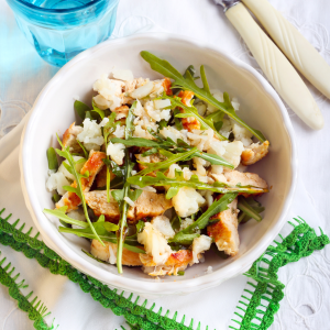 Ensalada fresca de coliflor con pollo y rúcula