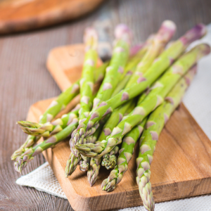 Espárragos verdes frescos listos para cortar