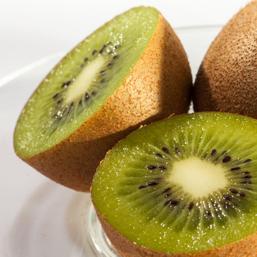 Medio kiwi jugoso en primer plano