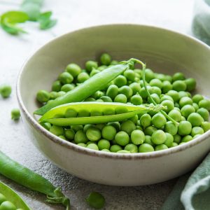 bol de guisantes frescos con vaina abierta