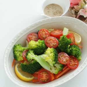 Ensalada fresca de brócoli con tomate y limón