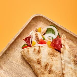 Wrap con pollo, verduras y cebolla dulce fresca