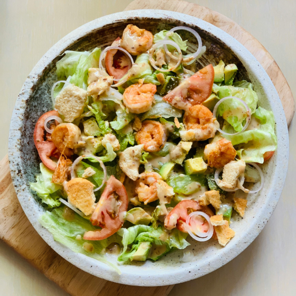 Ensalada fresca con gambas, aguacate y cebolleta