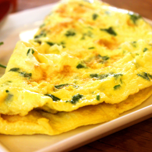 Tortilla esponjosa con cebolleta fresca