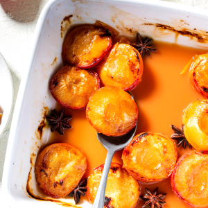 Ciruelas asadas con miel en bandeja de horno