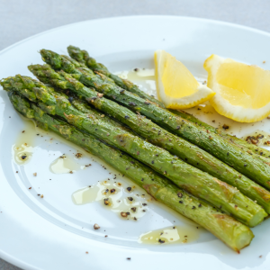Espárragos verdes gruesos a la plancha con limón
