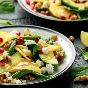 Ensalada fresca con granada, aguacate, queso y espinacas