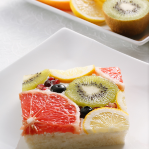 Tarta de frutas con kiwi verde, pomelo y limón