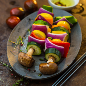 Brochetas de verduras frescas con cebolla morada