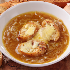 Sopa casera de cebolla con pan y queso