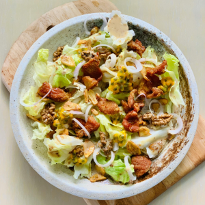 Ensalada de pollo crujiente, nueces y cebolleta fresca