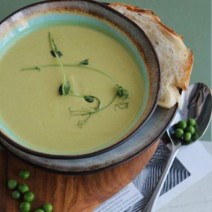 crema de guisantes casera con pan rústico